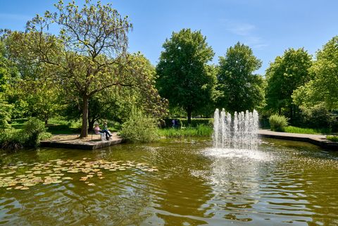 Fontäne im Teich beim Garten an der Stadthalle Mülheim