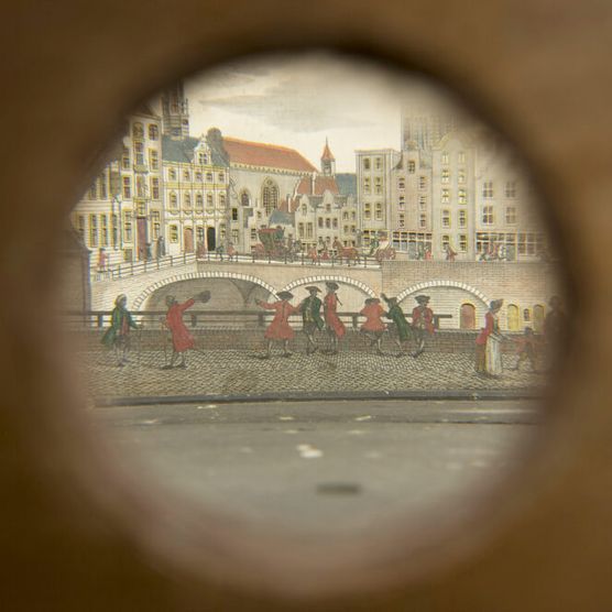 Perspektive durch das Loch eines Guckkastens im Museum der Camera Obscura 