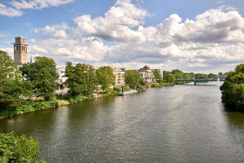 Blick auf die Ruhr im Sommer am Stadthafen Mülheim