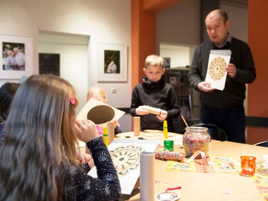 Kinder und Museumsleitung der Camera Obscura bei einem Workshop