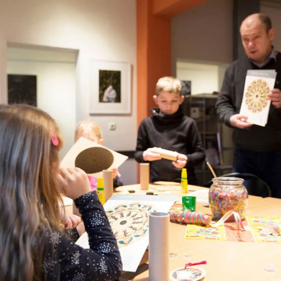 Kinder und Museumsleitung der Camera Obscura bei einem Workshop