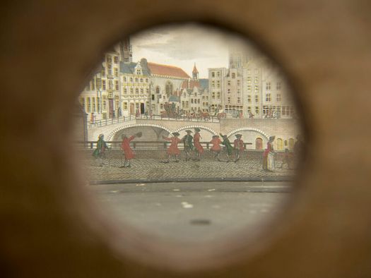 Perspektive durch das Loch eines Guckkastens im Museum der Camera Obscura 