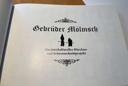 Titel des Buchs „Gebrüder Mölmsch”, einem Exponat der Camera Obscura Mülheim