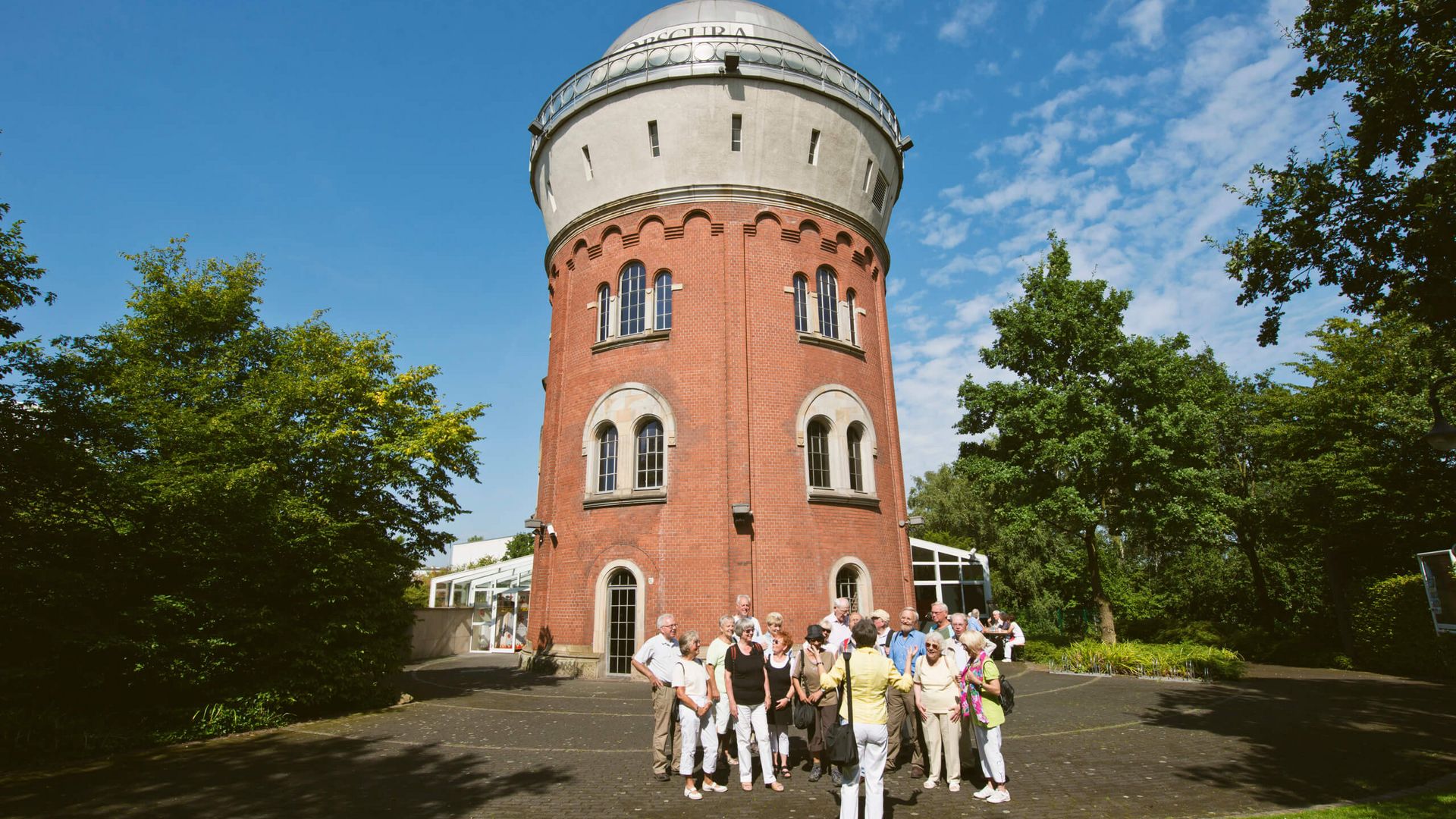 Gruppe im Sommer vor der Camera Obscura Mülheim an der Ruhr