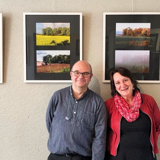 Studierende des IBKK Bochum mit Bildern ihrer Ausstellung „Serielle Fotografie” 2019 in der Camera Obscura