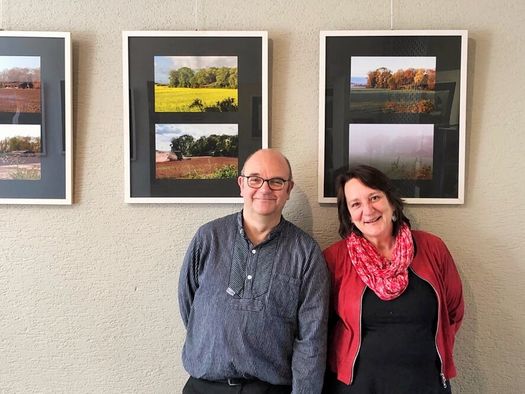 Studierende des IBKK Bochum mit Bildern ihrer Ausstellung „Serielle Fotografie” 2019 in der Camera Obscura