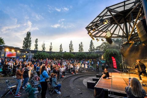 Konzert von Tom Gregory im Sommer auf der Drehscheibe am Ringlokschuppen Ruhr