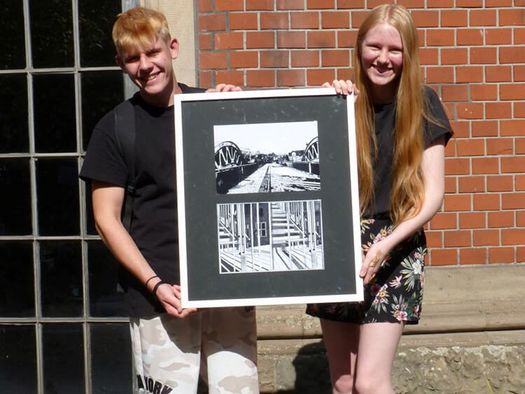 Schüler und Schülerin der Realschule Broich mit einem Bild ihrer Ausstellung „Strukturen” 2022 in der Camera Obscura