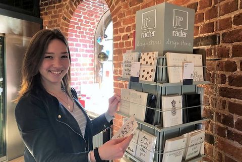 Kundin stöbert durch die räder-Grußkarten im Museumsshop der Camera Obscura Mülheim