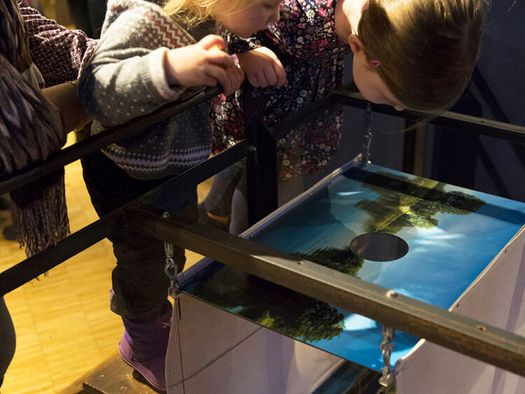 Kinder begutachten die Faltperspektive im Museum zur Vorgeschichte des Films in der Camera Obscura Mülheim