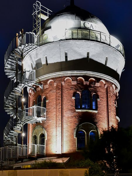 Beleuchtete Camera Obscura bei Nacht im MüGa-Park