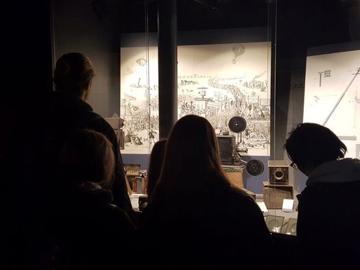 Gruppe auf Ebene 3 des Museums zur Vorgeschichte des Films in der Camera Obscura Mülheim