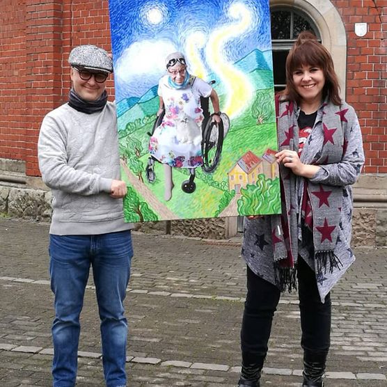 Hans-Werner Leidemann und Susanne Küch mit einem Bild ihrer Ausstellung „Neurofibromatose” 2019 in der Camera Obscura