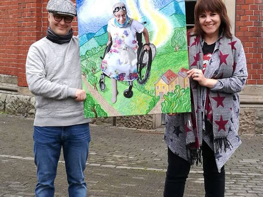 Hans-Werner Leidemann und Susanne Küch mit einem Bild ihrer Ausstellung „Neurofibromatose” 2019 in der Camera Obscura